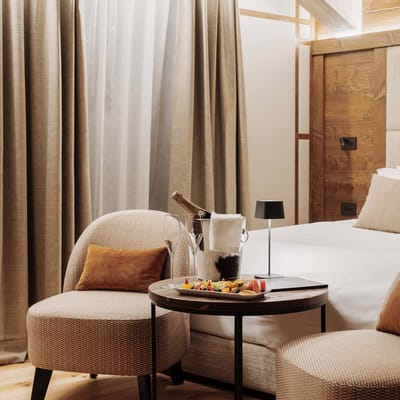 Dettaglio camera Casa Guargnè con poltroncine e bottiglia di champagne