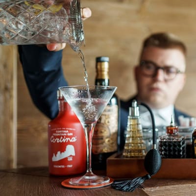 Barman che prepara un drink al bar di Casa Guargnè
