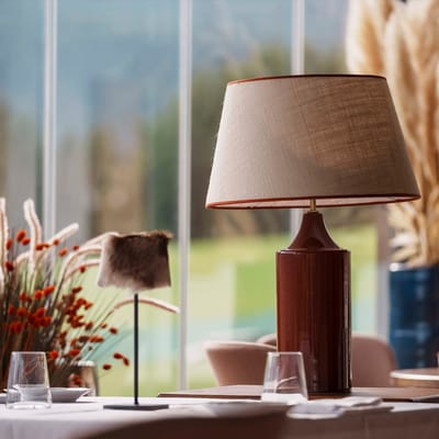 Dettaglio tavolo ristorante Casa Guargnè con lampada